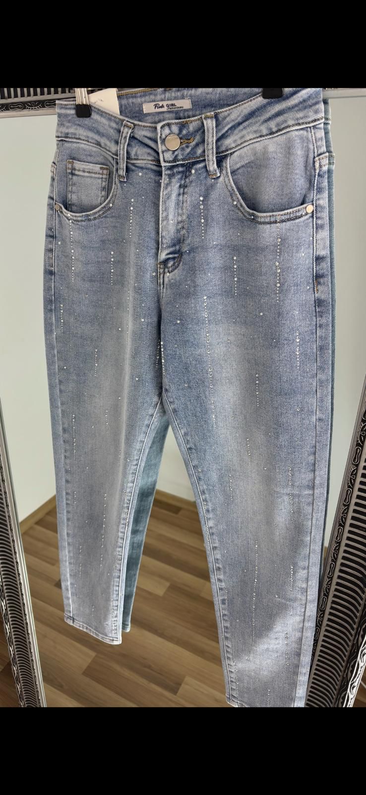 Blugi Mom Fit cu talie medie și detalii strălucitoare - hover